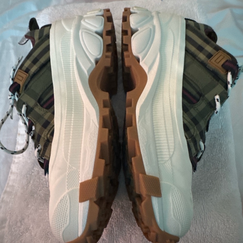 Burberry shoe - Picture 7 of 7